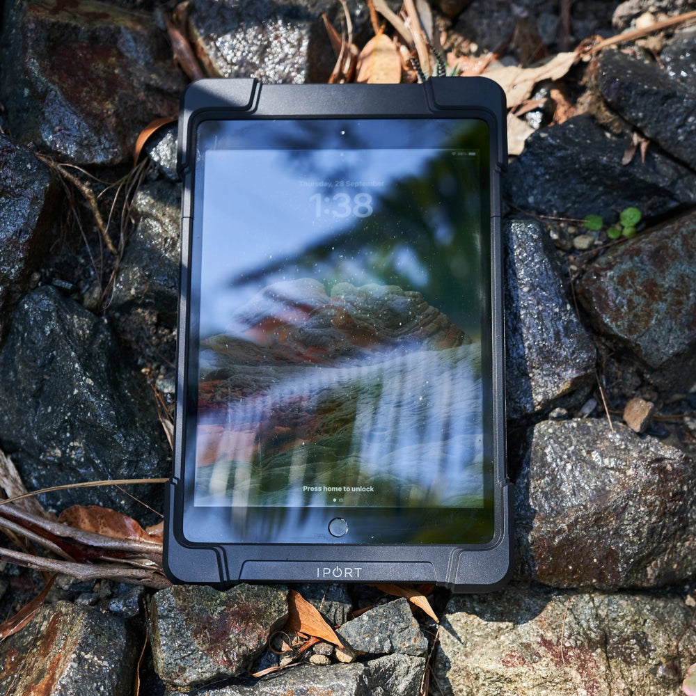 
                  
                    IPort Rugged Case outdoors
                  
                
